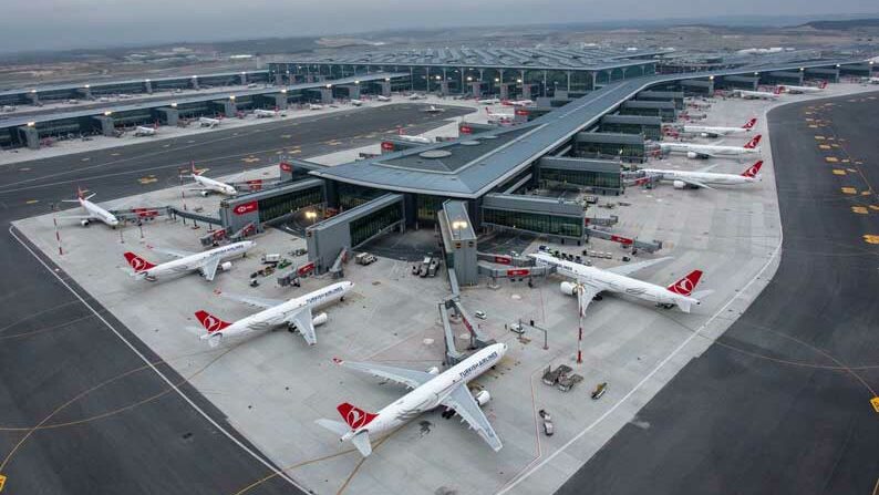L’aéroport d’Istanbul réussit la performance de faire décoller trois avions simultanément.