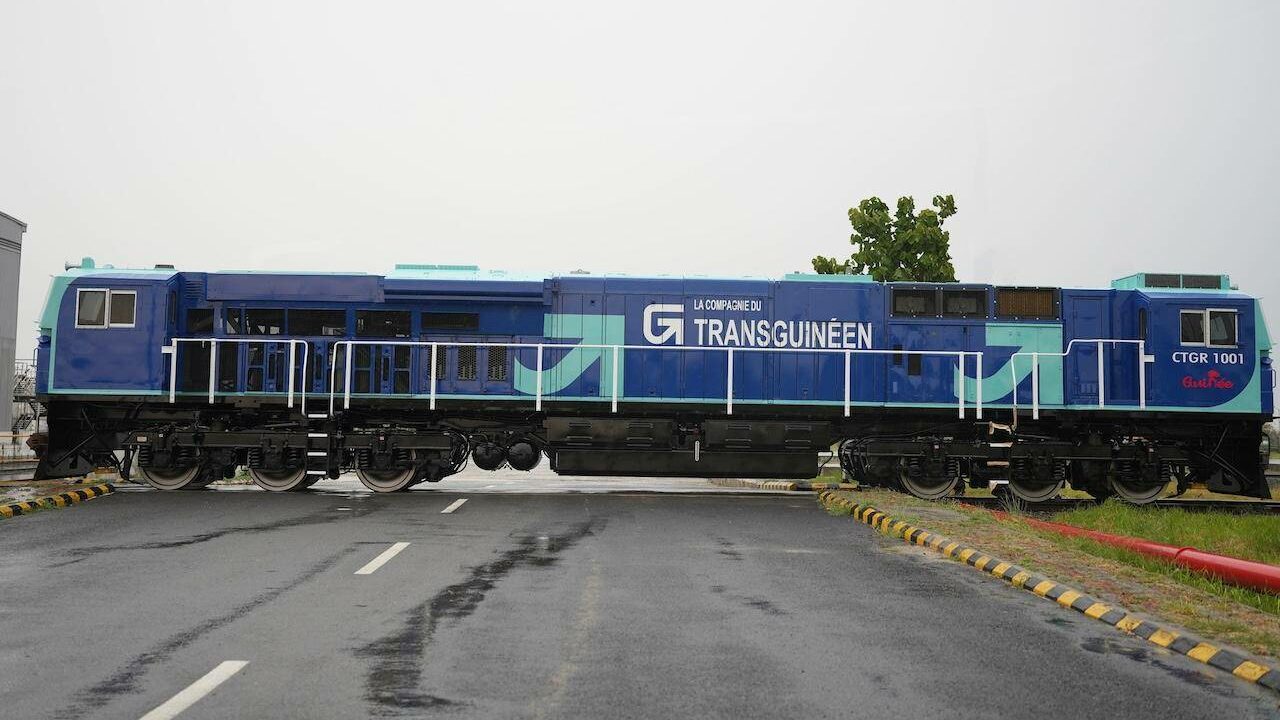 Le gouvernement guinéen, Simfer et Wabtec présente les premières locomotives de Simandou en Inde