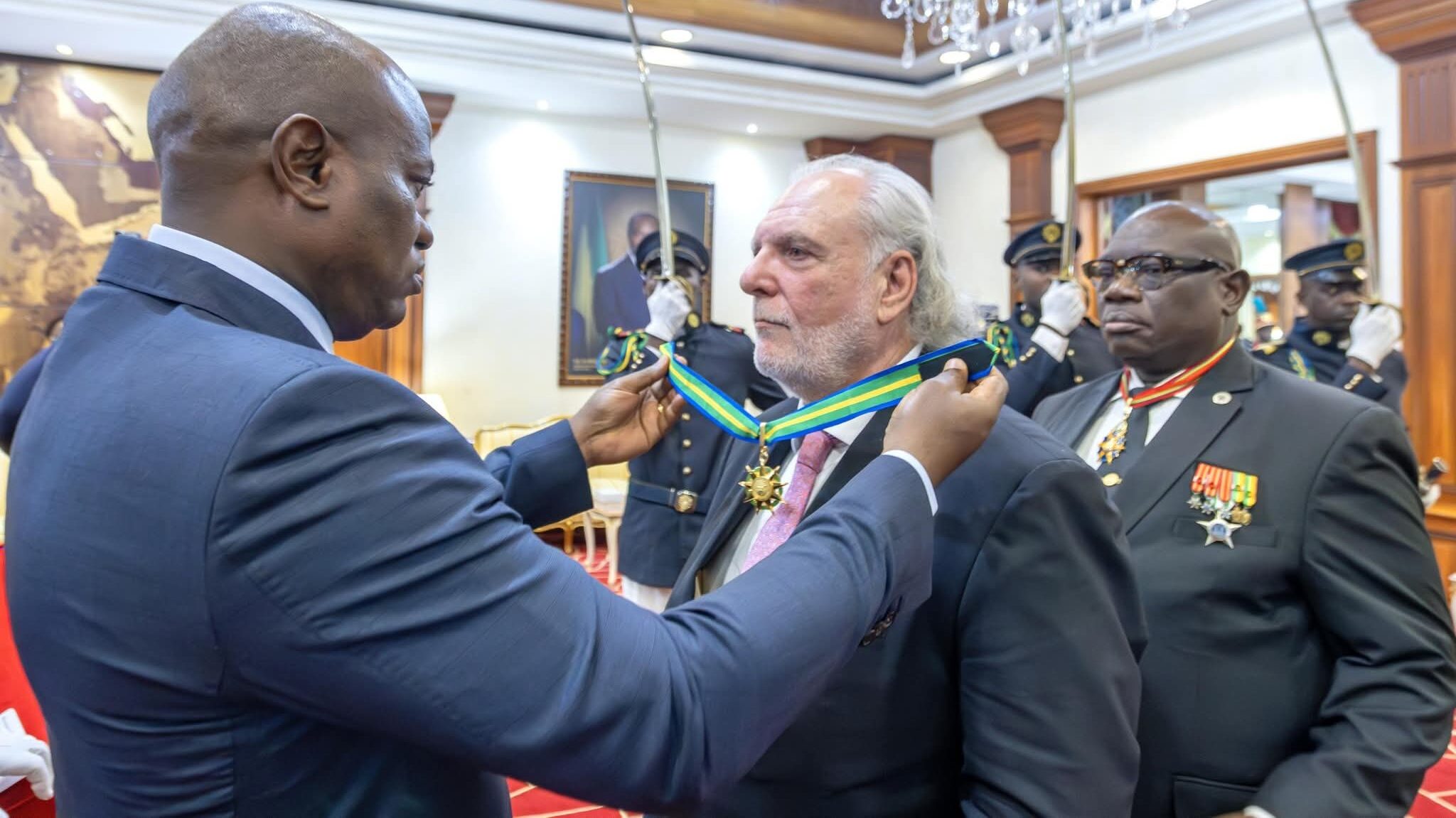 Gabon: L’Ambassadeur d’Espagne décoré par le Président Oligui Nguema
