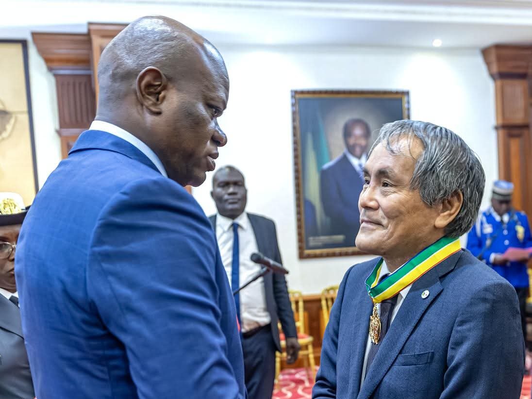 #Carnetsdiplomatique/Gabon: En fin de Mission, deux diplomates ont été honorés par le Président Oligui Nguema.