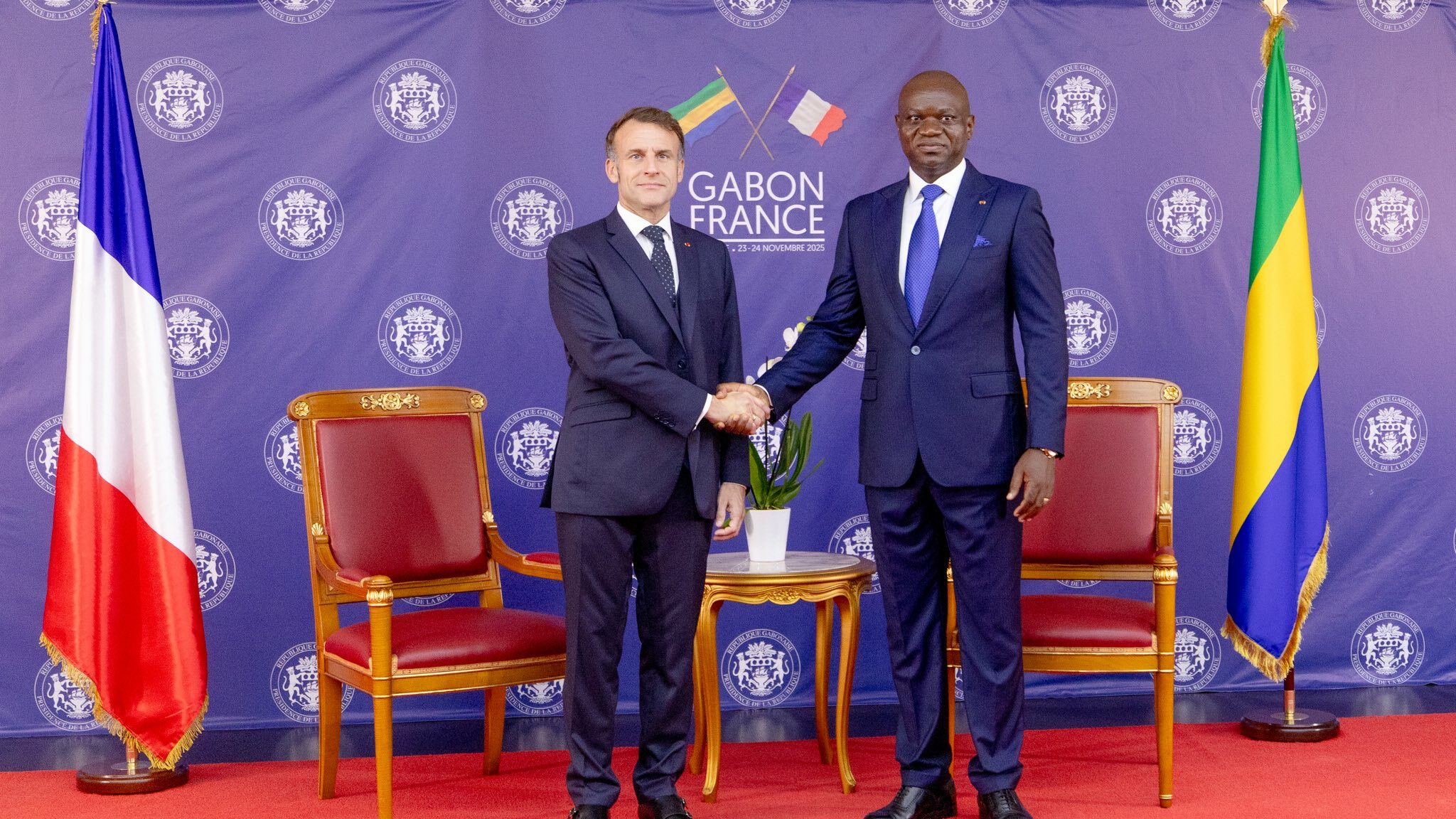 Gabon- France: Emmanuel Macron en visite à Libreville ce dimanche où il a été accueilli à son arrivée par son homologue Brice Clotaire Oligui Nguema