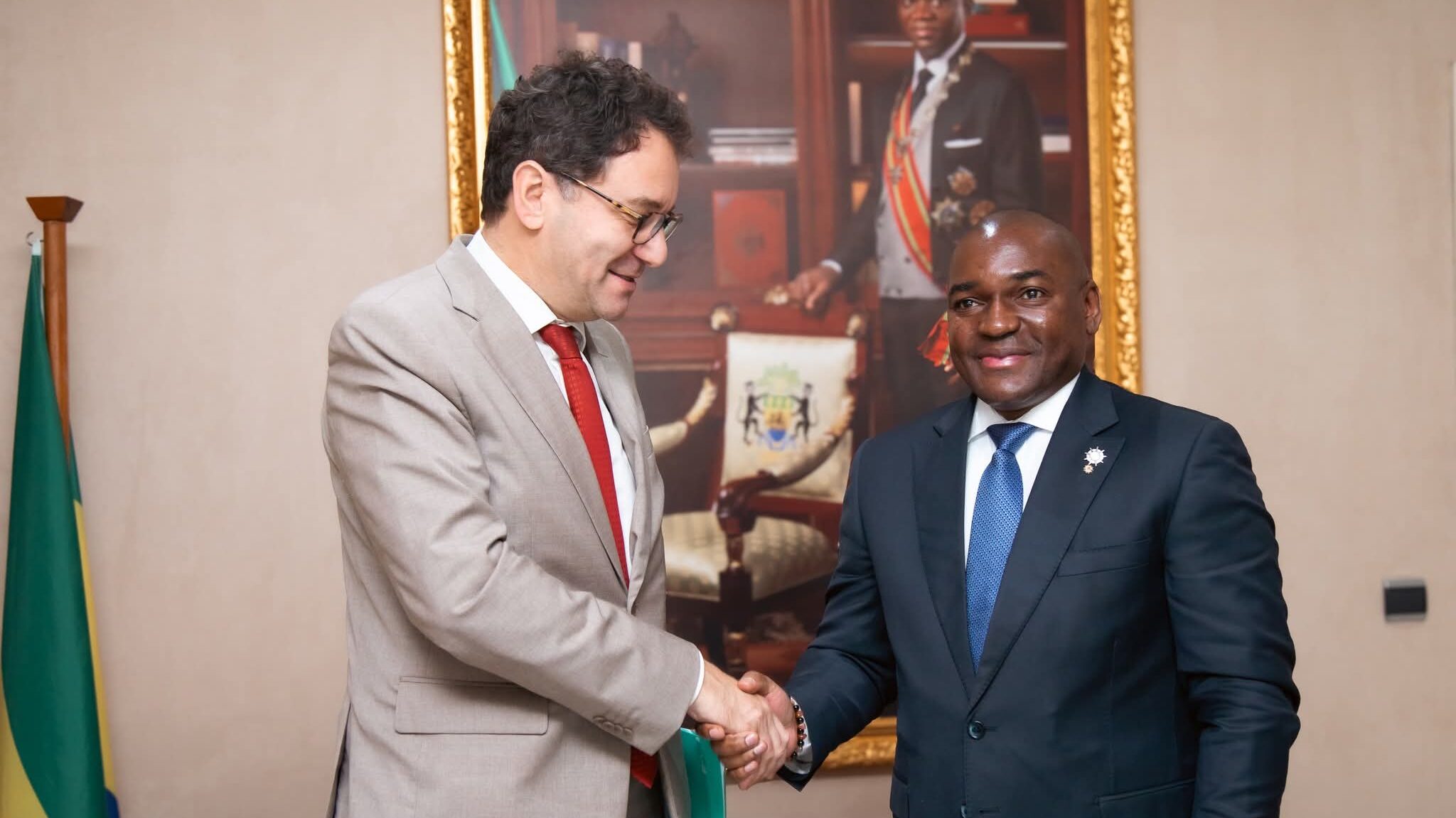 Gabon: l’Ambassadeur de France fait le point des projets avec le Ministre d’Etat aux transports MANFOUMBI